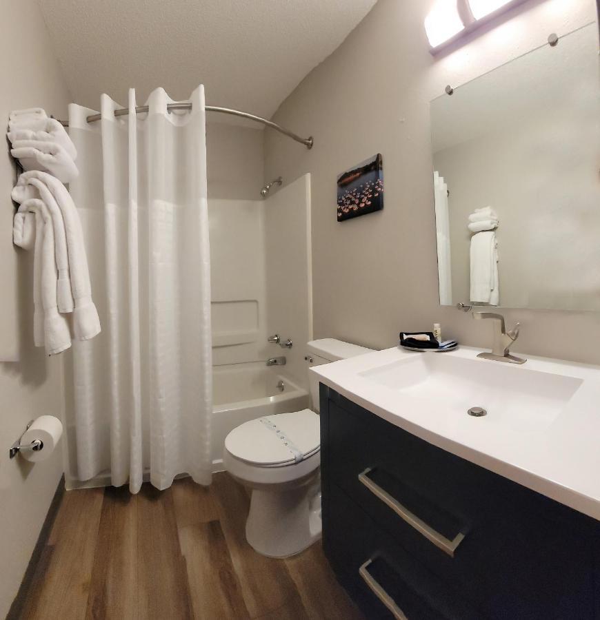 Hilltop Inn & Suites Grove Eksteriør bilde